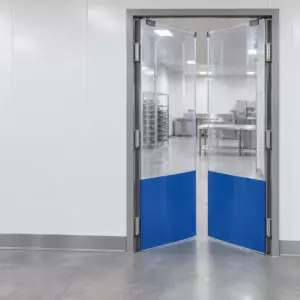 Маятниковая распашная двустворчатая эластичная дверь из ПВХ 270*160